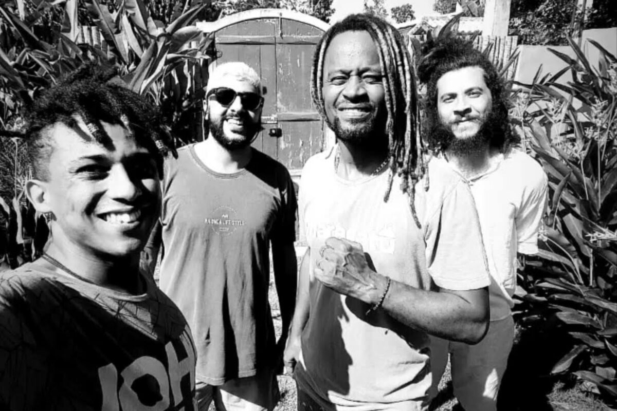 Os músicos da Hemaidan e Banda ao lado de Toni Garrido